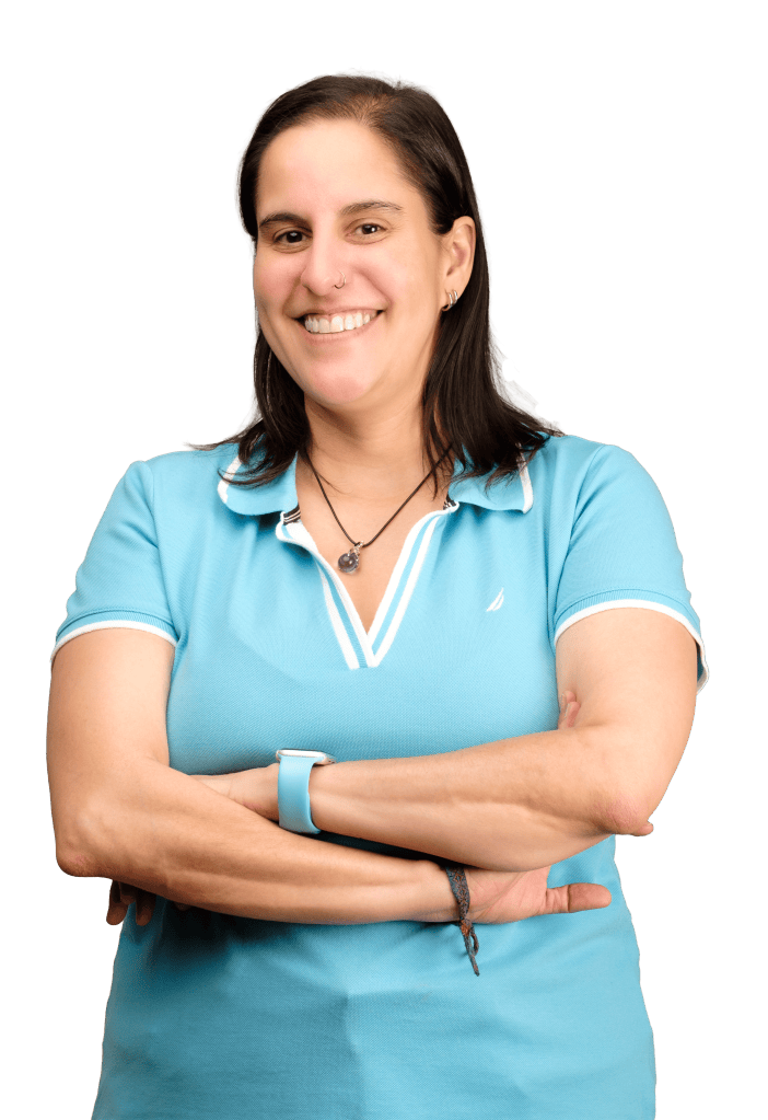 Candy Flores-Gracia sonriendo, con los brazos cruzados.